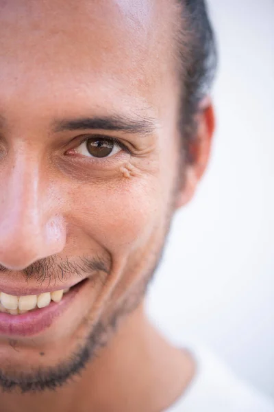 Cara Cercana Del Joven Sonriente — Foto de Stock