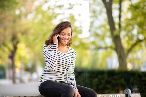 Retrato Una Joven Sonriente Sentada Afuera Hablando Con Teléfono Móvil — Foto de Stock