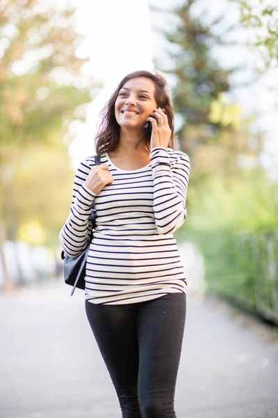 Retrato Mujer Feliz Caminando Afuera Hablando Con Teléfono Móvil —  Fotos de Stock