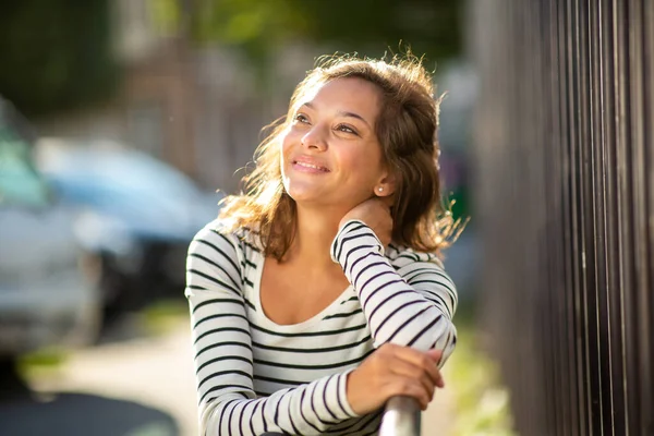 Close Portret Van Mooie Jonge Vrouw Glimlachen Buiten Kijken Weg — Stockfoto