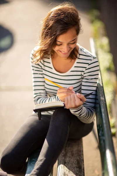 Mutlu Genç Bir Kadının Portresi Bankta Oturuyor Kitapta Yazıyor — Stok fotoğraf