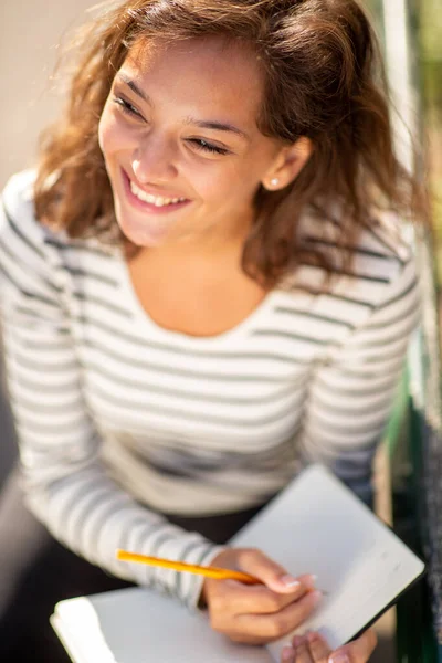 Retrato Arriba Hacia Abajo Una Joven Sonriente Escribiendo Diario Mirando — Foto de Stock