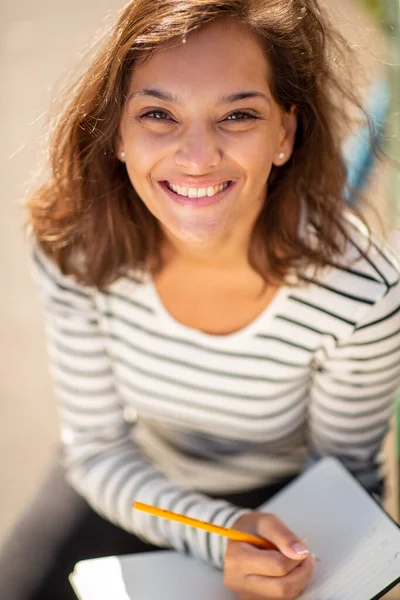 Retrato Cima Sorrindo Jovem Escrevendo Livro — Fotografia de Stock