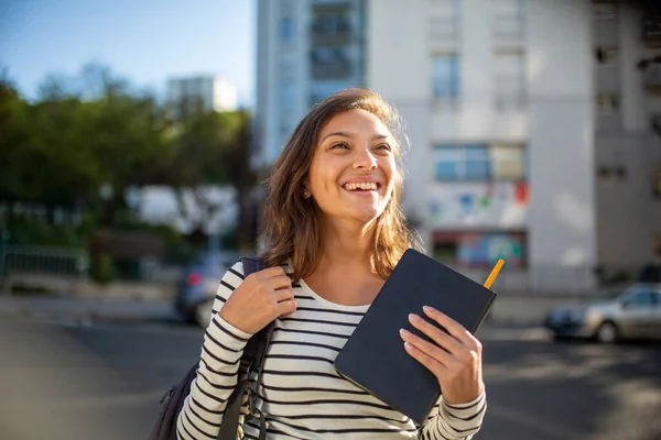 Portrait Étudiante Heureuse Avec Livre Sac Extérieur — Photo