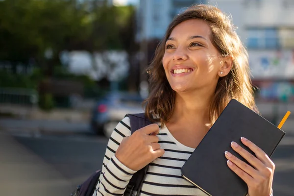 Close Portret Van Glimlachende Vrouwelijke Student Met Boek Tas Stad — Stockfoto