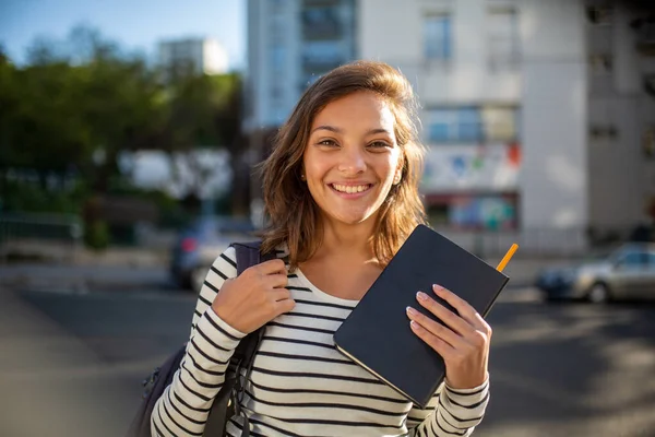 Nahaufnahme Porträt Einer Lächelnden Studentin Mit Tasche Und Buch Der — Stockfoto