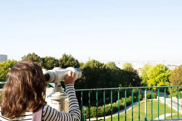 Portret Van Achter Jonge Vrouw Kijkend Door Telescoop Uitzicht Stad — Stockfoto