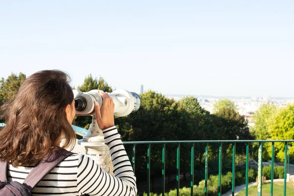 Portrét Zezadu Mladá Žena Při Pohledu Dalekohledem Město — Stock fotografie