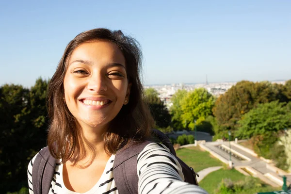 Närbild Porträtt Vackra Unga Kvinna Ler Och Tar Selfie Semester — Stockfoto