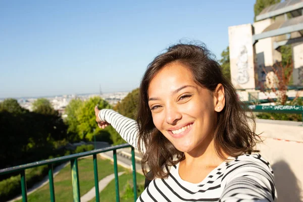 Närbild Porträtt Vacker Ung Kvinna Som Tar Selfie Och Pekar — Stockfoto