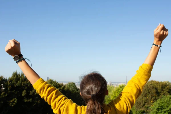 Retrato Detrás Una Joven Con Los Brazos Levantados Aire Libre — Foto de Stock