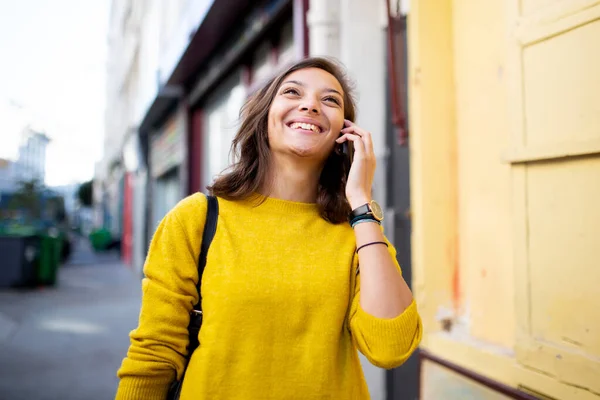Horizontaal Portret Van Gelukkige Jonge Vrouw Gesprek Met Mobiele Telefoon — Stockfoto