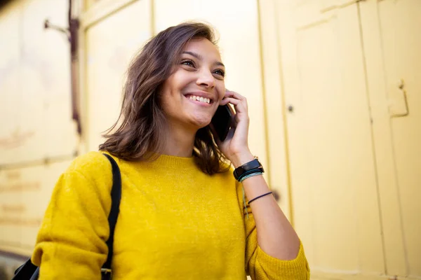 Close Portret Van Mooie Jonge Vrouw Glimlachen Praten Met Mobiele — Stockfoto