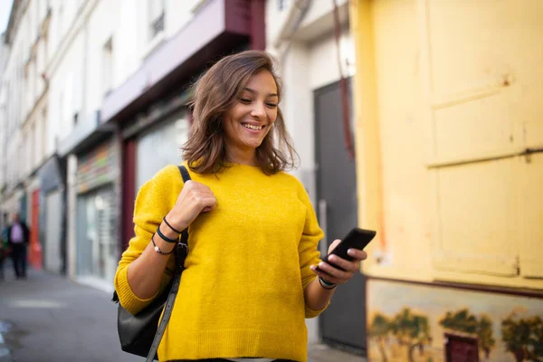 Горизонтальный Портрет Счастливой Молодой Женщины Идущей Городу Мобильным Телефоном — стоковое фото