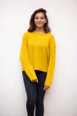 İzole beyaz arka planı gülümseyen genç kadın portresi