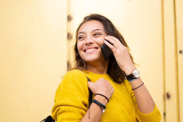 Side Portret Van Lachende Jonge Vrouw Praten Met Mobiele Telefoon — Stockfoto