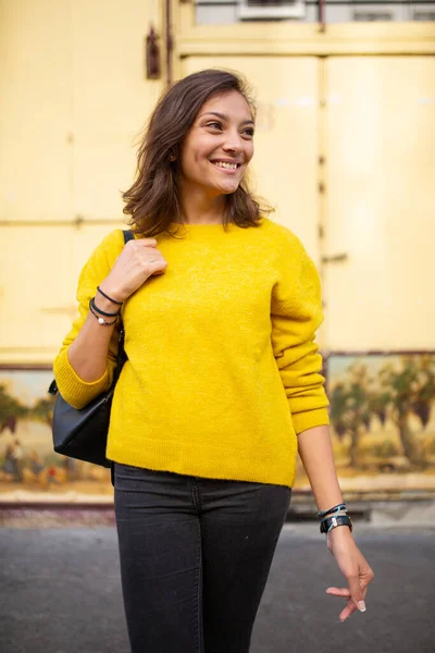 Κάθετη Πορτρέτο Της Νεαρής Γυναίκας Χαμογελώντας Και Περπατώντας Τσάντα Εξωτερική — Φωτογραφία Αρχείου