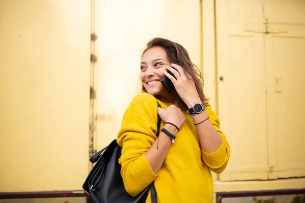 Zijportret Van Lachende Jonge Vrouw Praten Met Telefoon Buiten Kijken — Stockfoto