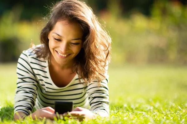 Portret Van Een Lachende Jonge Vrouw Ontspannen Het Park Kijken — Stockfoto