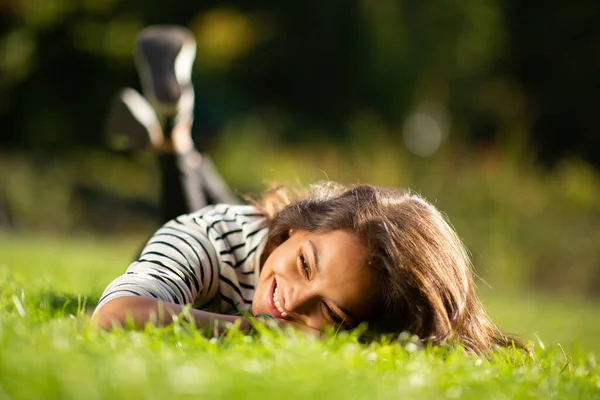 吸引人的年轻女子在公园放松的画像 — 图库照片