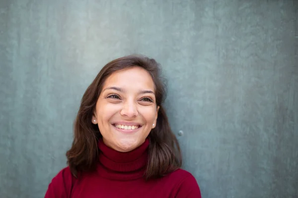 Detail Portrét Krásné Usmívající Mladé Ženy Proti Zelené Zdi — Stock fotografie