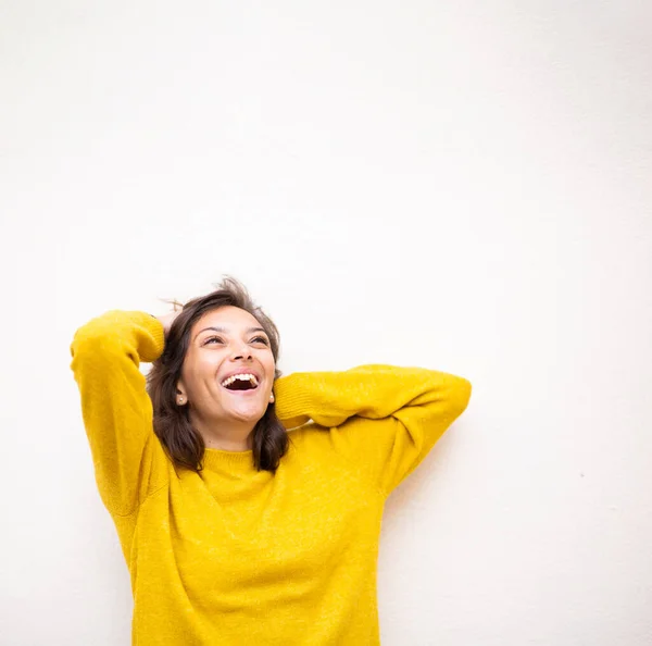 Retrato Una Joven Feliz Riendo Con Las Manos Detrás Cabeza —  Fotos de Stock