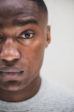 Yüzünde boş bir ifadeyle ciddi bir Afrikalı Amerikalının yarım portresini kapat. 