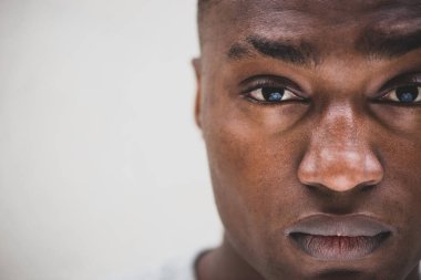 Yüzünde boş bir ifadeyle ciddi bir Afrikalı Amerikalının portresi var. 