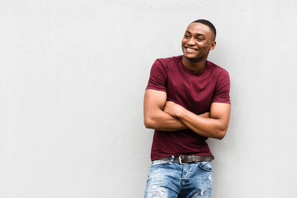Porträt Eines Lächelnden Jungen Afroamerikaners Der Sich Mit Verschränkten Armen — Stockfoto