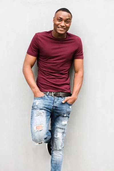 Portret Van Lachende Jonge Afro Amerikaanse Man Poseren Door Grijze — Stockfoto