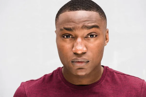 Close Portræt Ung Afrikansk Amerikansk Mand Med Alvorlige Ansigtsudtryk Stirrer - Stock-foto