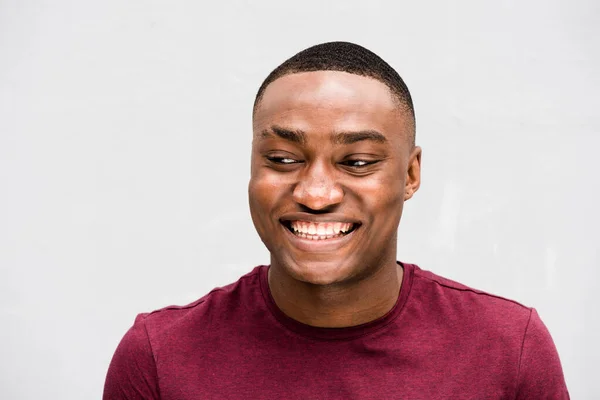 Primer Retrato Joven Afroamericano Sonriente Sobre Fondo Gris Mirando —  Fotos de Stock