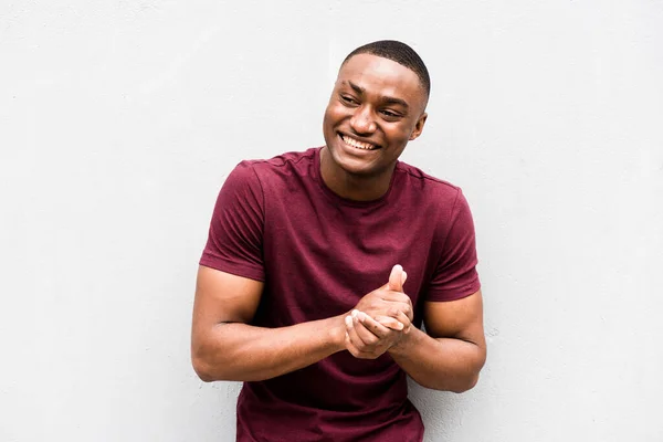 Portret Van Vrolijke Jonge Afro Amerikaanse Man Met Handen Gesp — Stockfoto