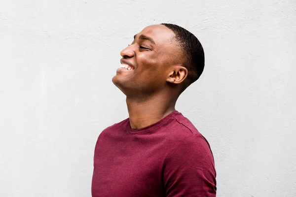Κοντινό Πορτρέτο Του Χαρούμενου Νεαρού Αφροαμερικανού Που Γελάει Γκρι Φόντο — Φωτογραφία Αρχείου
