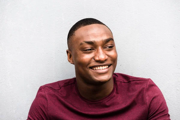 Cerca Retrato Sonriente Joven Afroamericano Guapo Mirando Hacia Otro Lado —  Fotos de Stock
