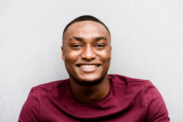 Close Front Portret Van Glimlachende Jonge Afro Amerikaanse Man Tegen — Stockfoto