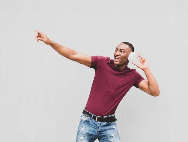 Retrato Del Hombre Afroamericano Despreocupado Disfrutando Música Con Auriculares Bailando —  Fotos de Stock