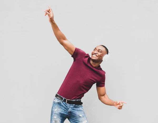 Porträtt Cool Afroamerikansk Man Njuter Musik Med Hörlurar Och Dans — Stockfoto