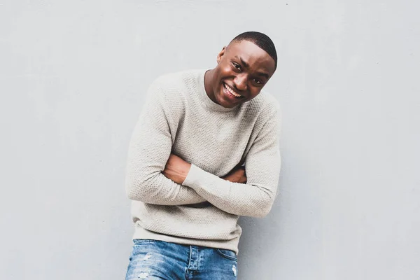 Retrato Horizontal Del Hombre Afroamericano Riendo Apoyado Contra Pared Con —  Fotos de Stock