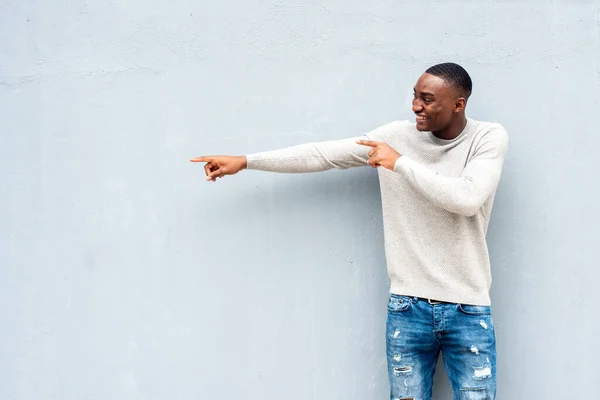 Retrato Hombre Afroamericano Sonriente Señalando Con Dedo Por Fondo Gris —  Fotos de Stock