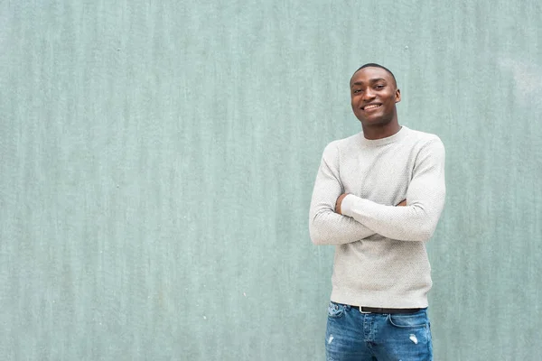 Porträtt Leende Afroamerikansk Man Med Armarna Korsade Mot Grön Bakgrund — Stockfoto