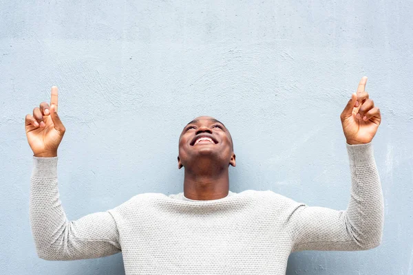Retrato Hombre Afroamericano Sonriente Mirando Señalando Con Los Dedos Hacia —  Fotos de Stock