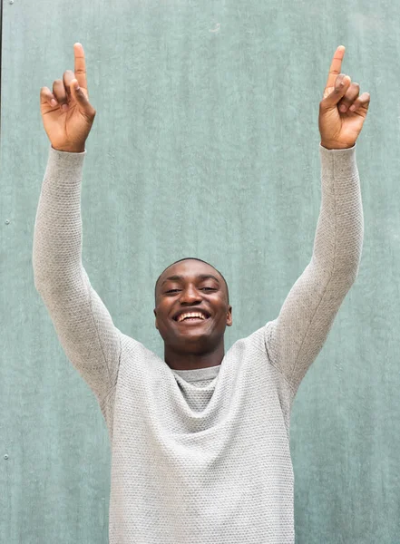 Porträtt Leende Afroamerikan Som Pekar Uppåt Med Gröna Väggar — Stockfoto