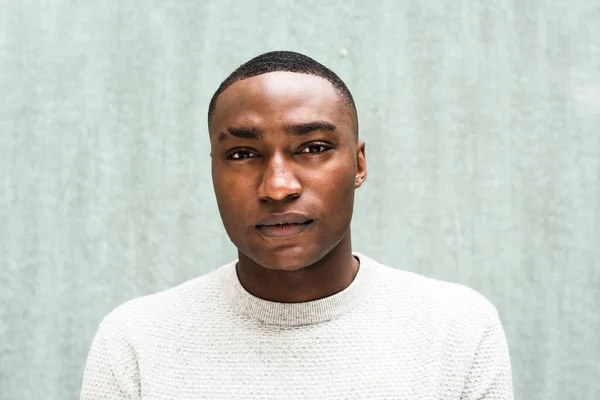 Primer Retrato Hombre Afroamericano Serio Sobre Fondo Verde —  Fotos de Stock