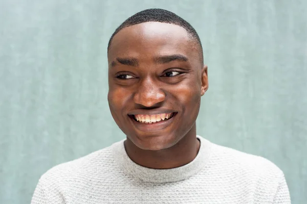 Primer Retrato Hombre Afroamericano Sonriente Mirando Con Fondo Verde —  Fotos de Stock