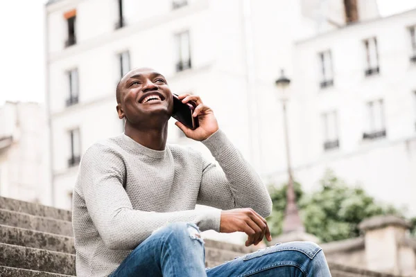 Retrato Del Hombre Afroamericano Feliz Sentado Afuera Ciudad Hablando Con — Foto de Stock