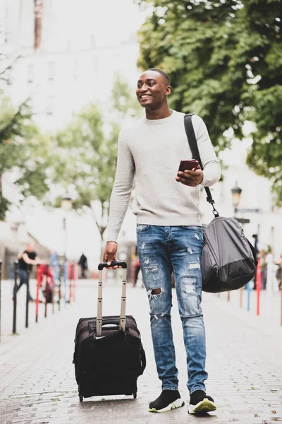 Полный Портрет Тела Счастливого Африканского Американского Путешественника Идущего Улице Мобильным — стоковое фото