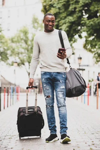 Retrato Larga Duración Viajero Afroamericano Feliz Caminando Por Calle Con — Foto de Stock