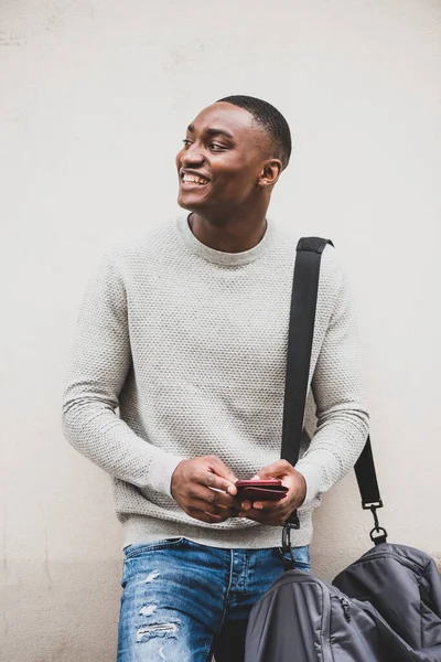 Retrato Del Hombre Afroamericano Feliz Sosteniendo Teléfono Móvil Mientras Está — Foto de Stock