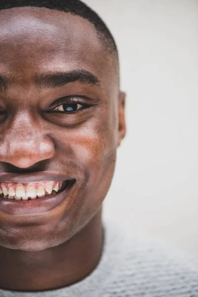 Close Half Gezicht Portret Van Glimlachende Afrikaanse Amerikaanse Man — Stockfoto